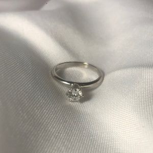Round Colorless Diamond Ring